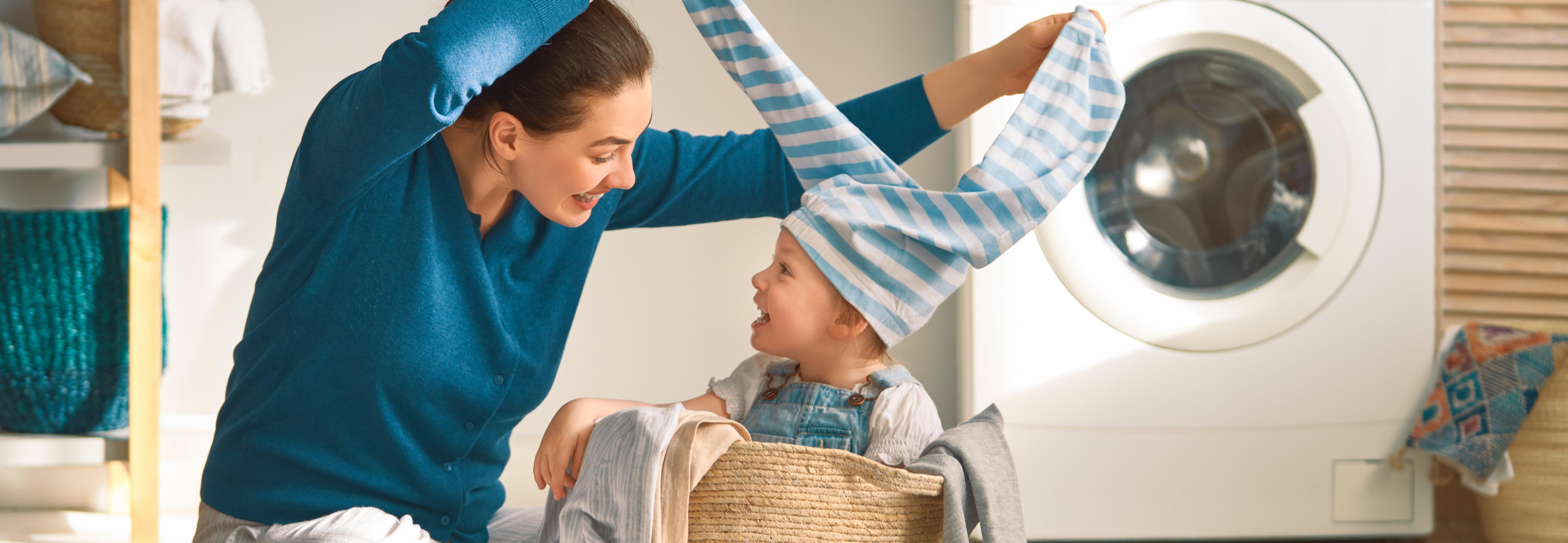 Mutter spielt mit ihrem Kind Mutter spielt mit ihrem Kind