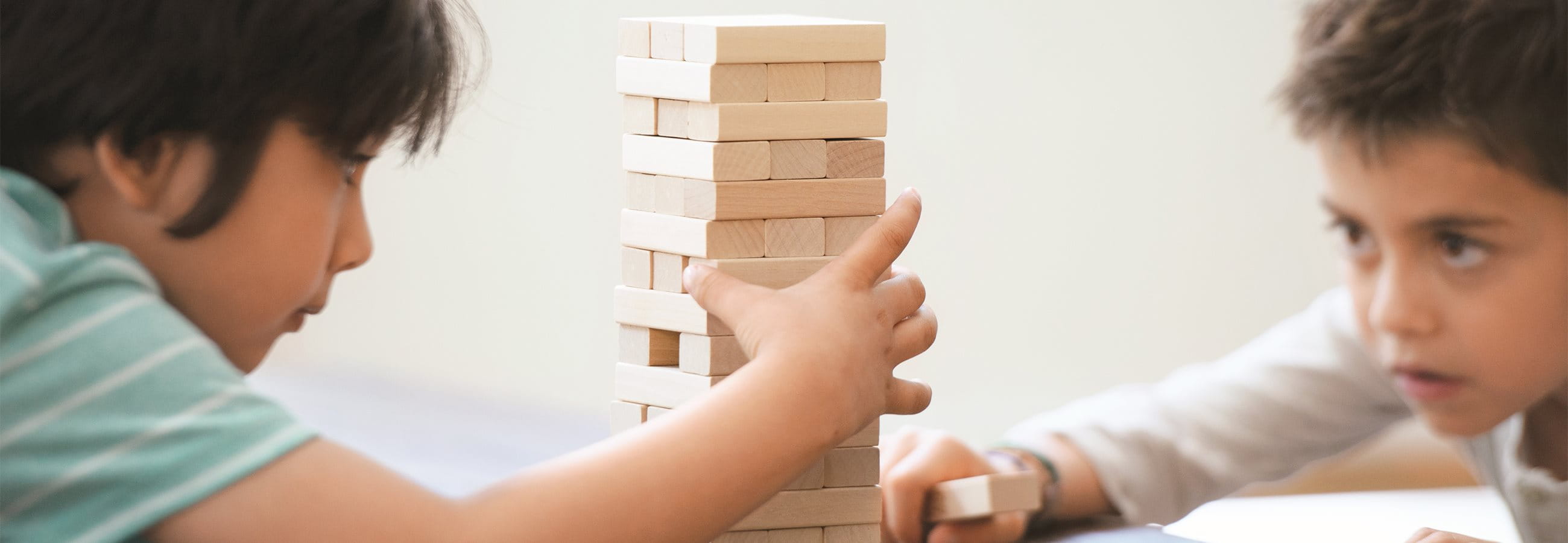 2 Jungen spielen Jenga