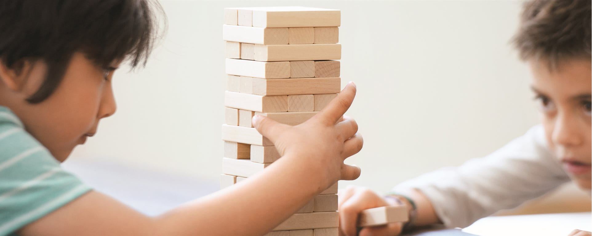 2 garçons jouent Jenga 2 garçons jouent Jenga