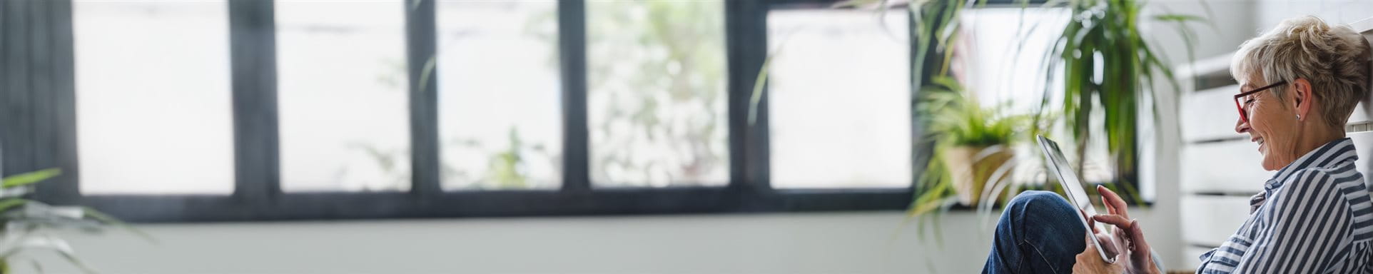 Una donna è seduta per terra con un tablet Una donna è seduta per terra con un tablet