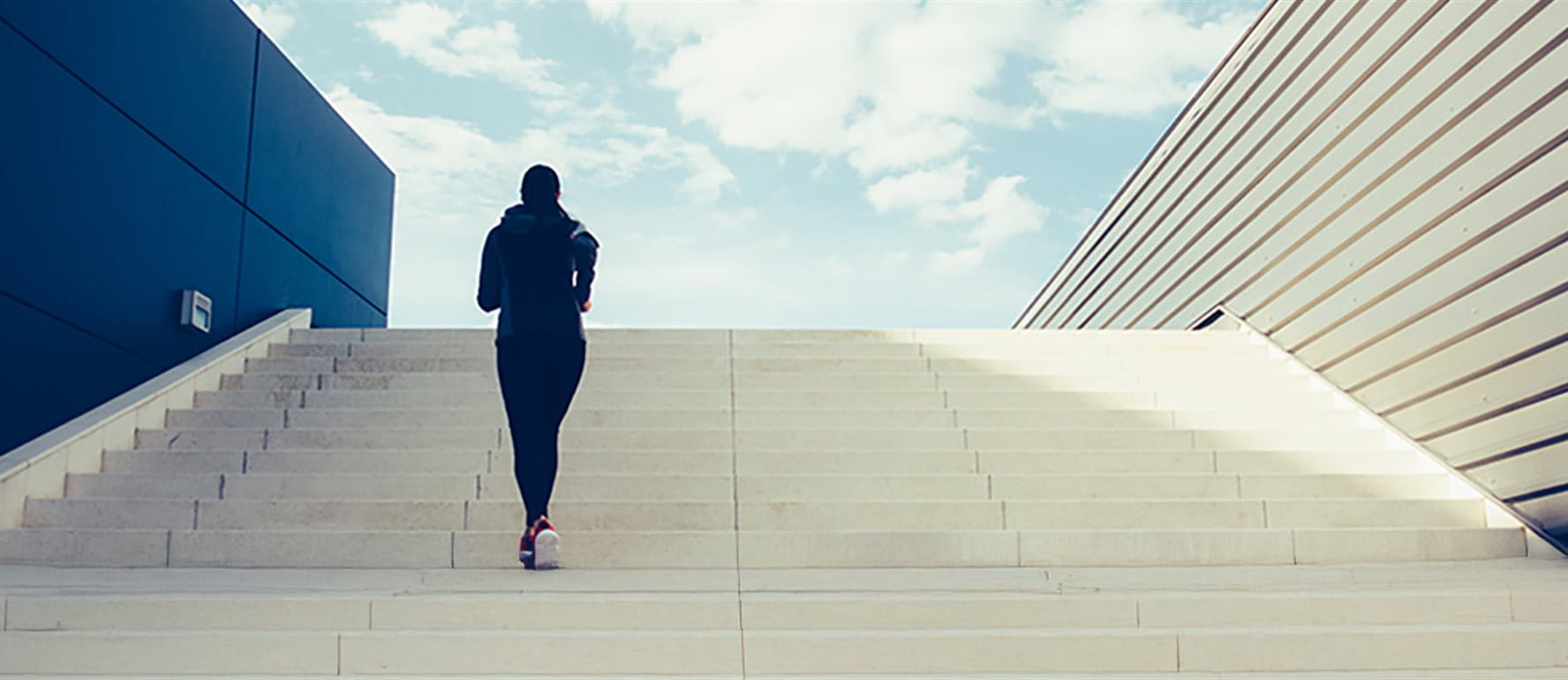 La donna corre su per le scale con brio La donna corre su per le scale con brio