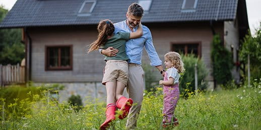 Un père joue avec ses enfants dans la prairie