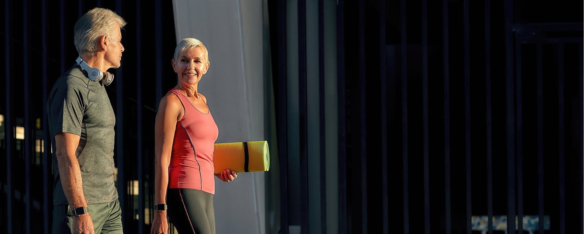 Paar geht zum Yoga Paar geht zum Yoga