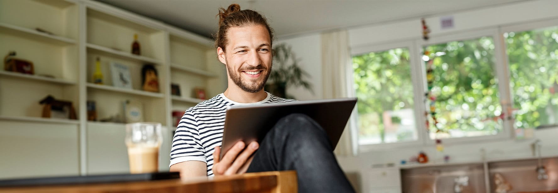 L'homme consulte quelque chose sur la tablette