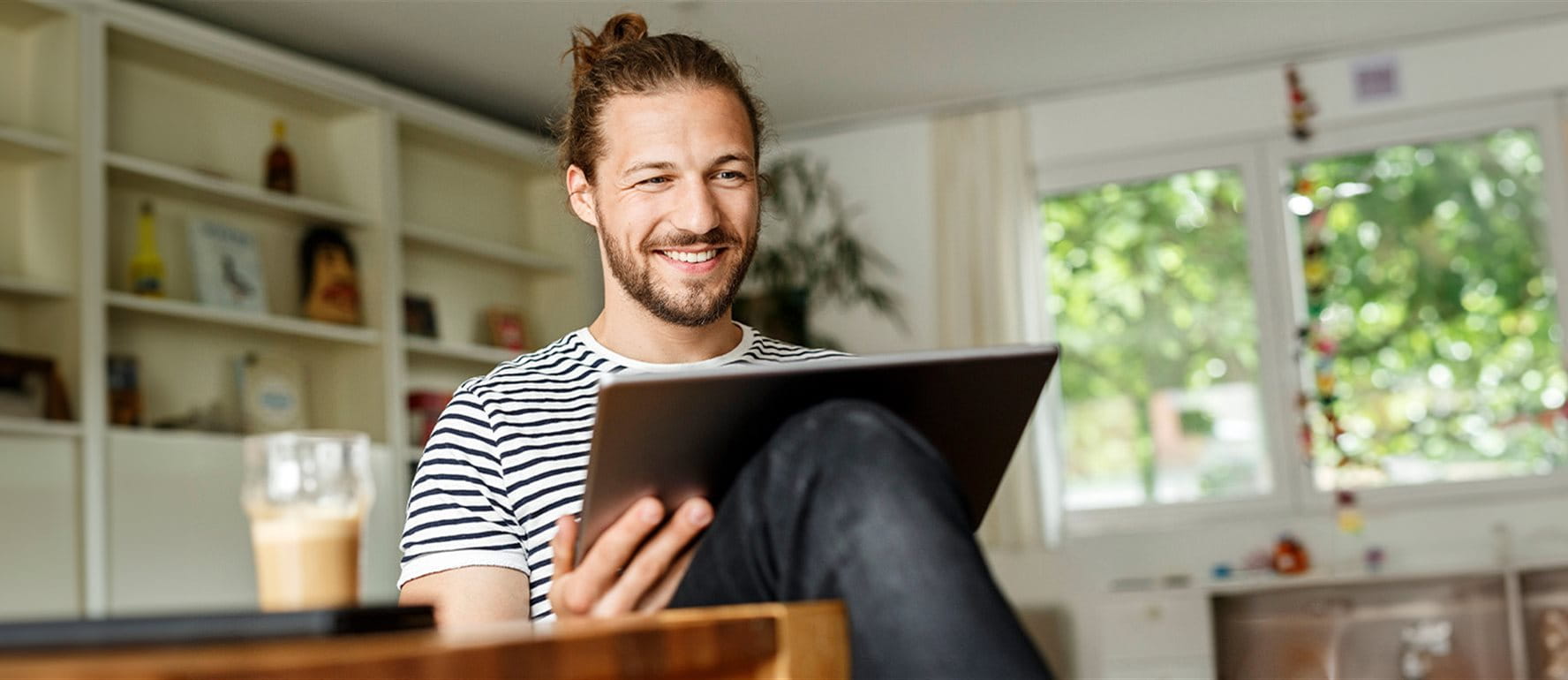 L'uomo cerca qualcosa sul tablet L'uomo cerca qualcosa sul tablet