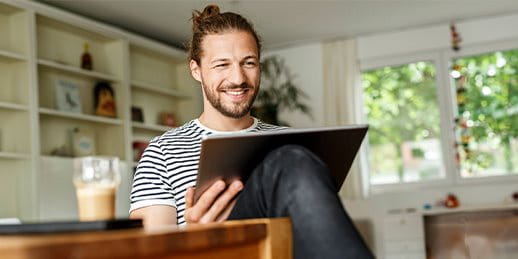 L'uomo cerca qualcosa sul tablet