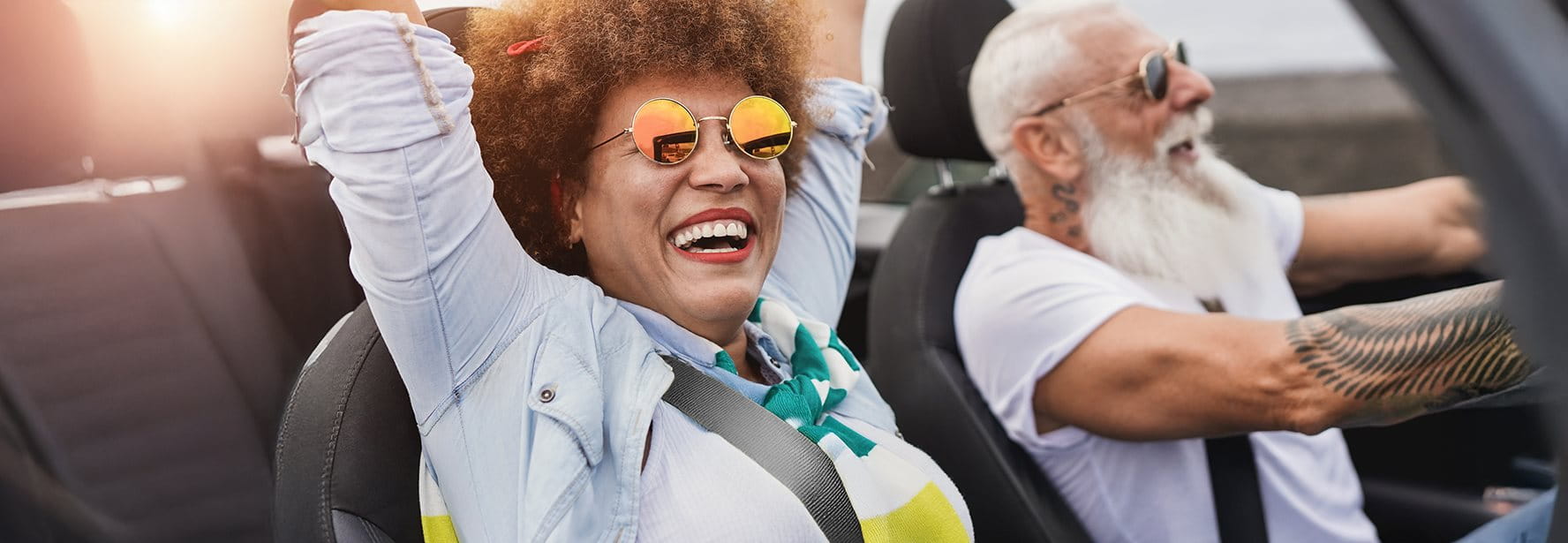 Coppia in una decappottabile