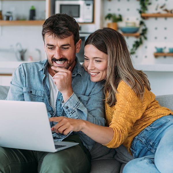 Le coppie fanno la loro pianificazione finanziaria al computer