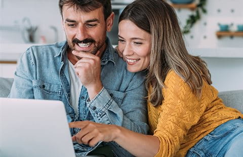 Paar macht ihre Finanzplanung am Computer Paar macht ihre Finanzplanung am Computer