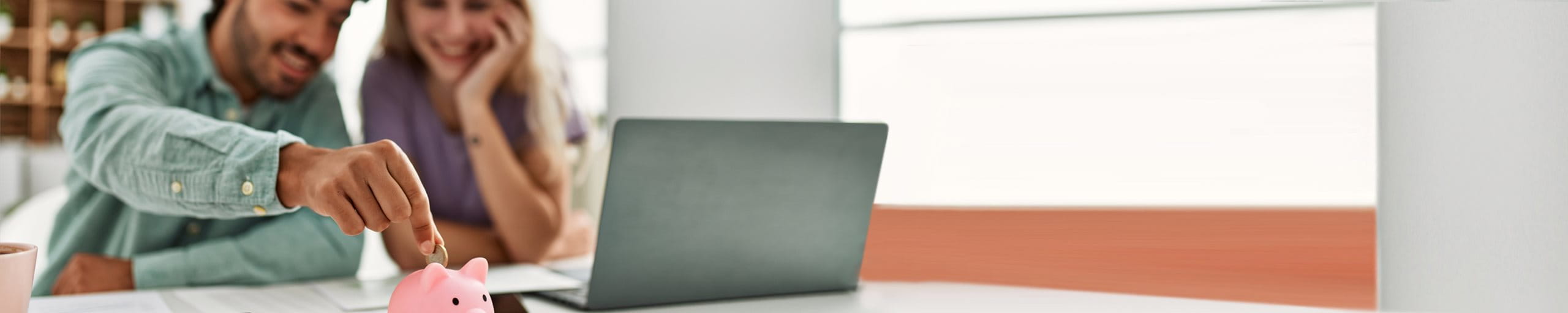 Donna, uomo e salvadanaio