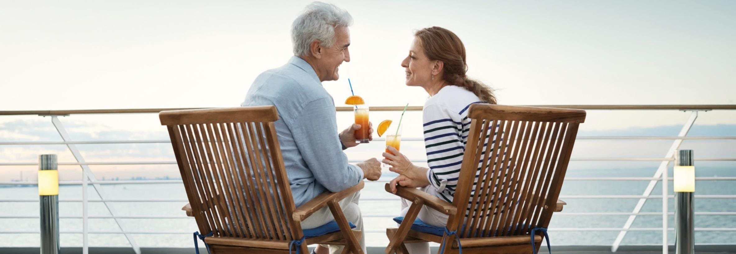 Ein Paar geniesst Cocktails auf einem Schiff