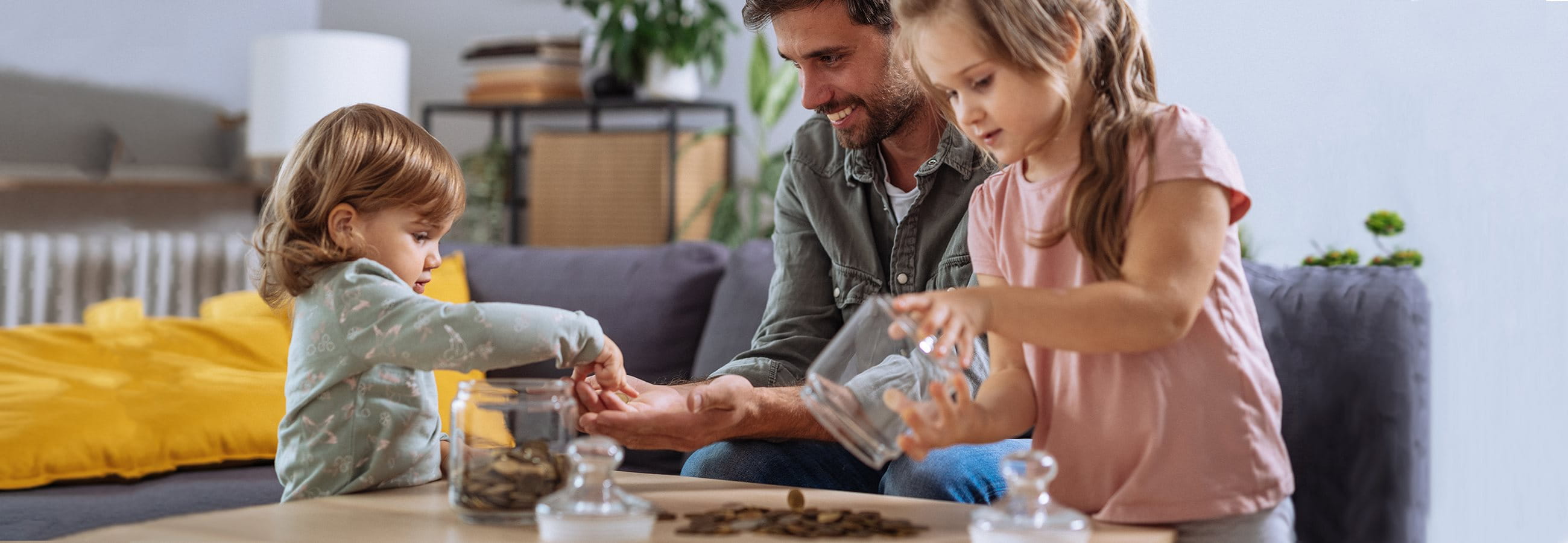 Familie mit Spardosen und Geld