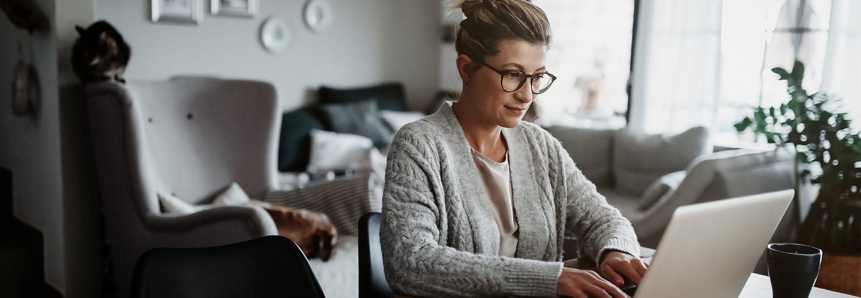 Donna nell'ufficio di casa