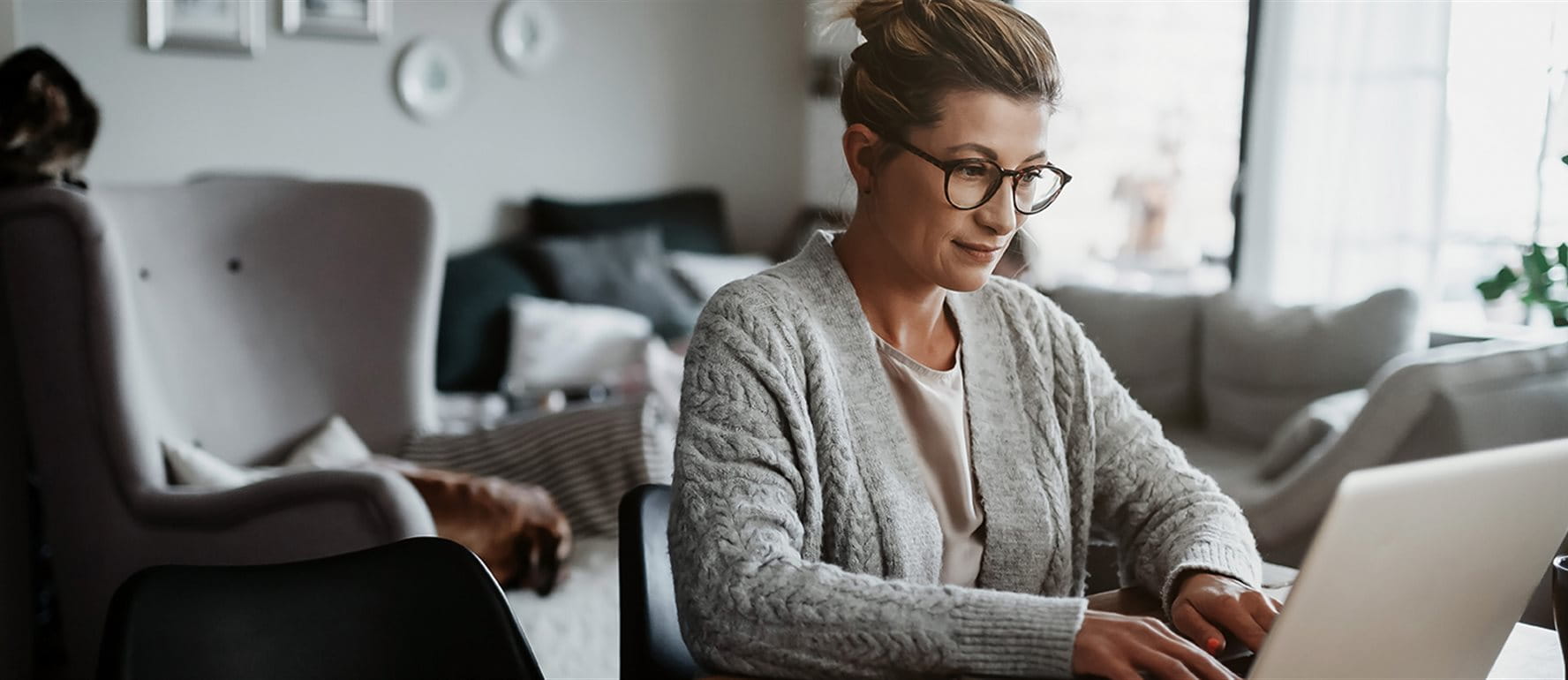 Femme dans le bureau à domicile Femme dans le bureau à domicile