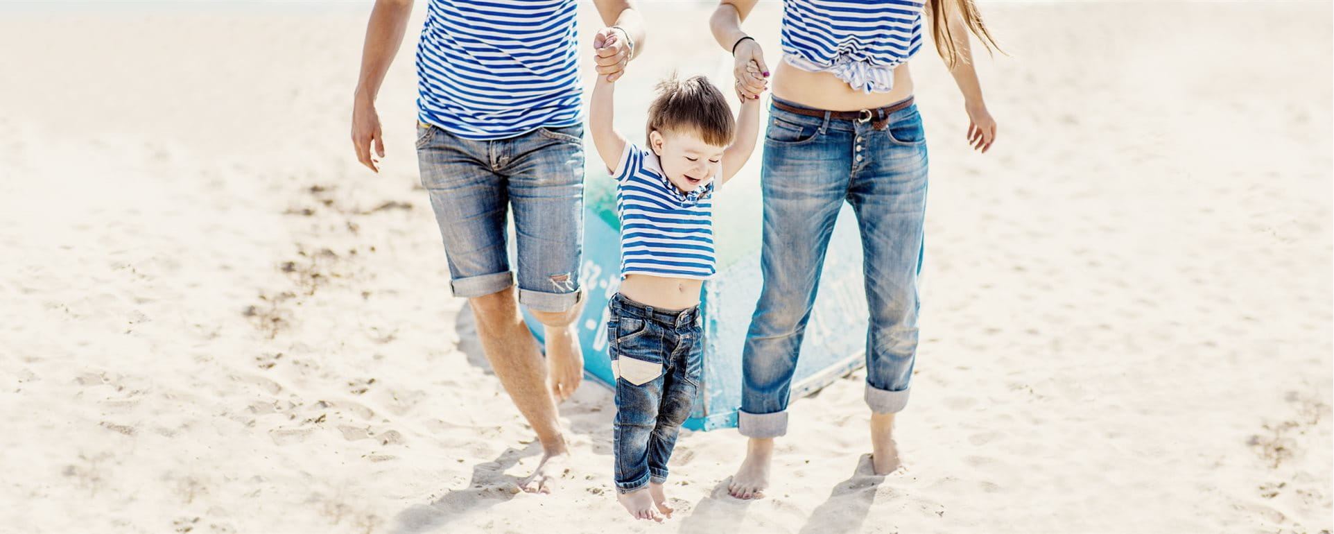 Famiglia allegra in spiaggia Famiglia allegra in spiaggia