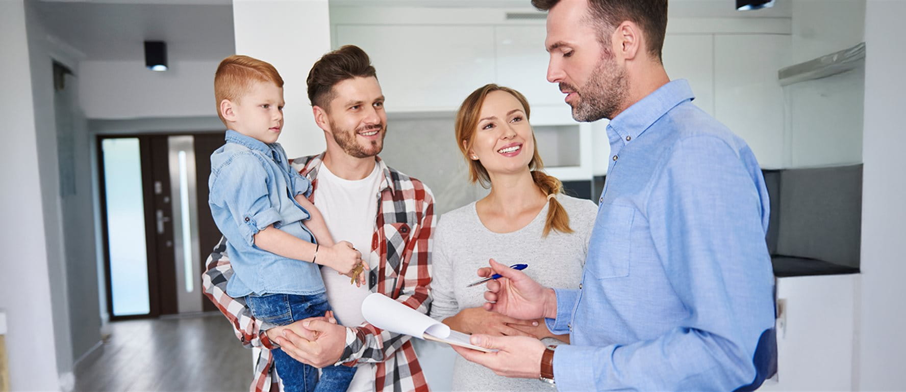 Famille lors d'un entretien de conseil avec un courtier Famille lors d'un entretien de conseil avec un courtier