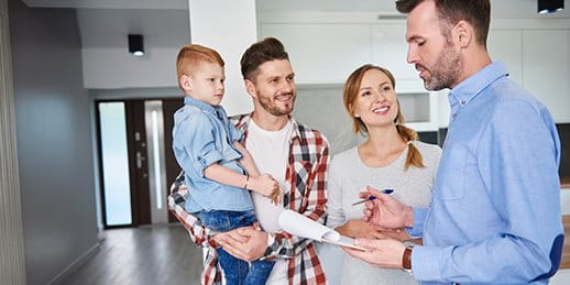 Famille lors d'un entretien de conseil avec un courtier