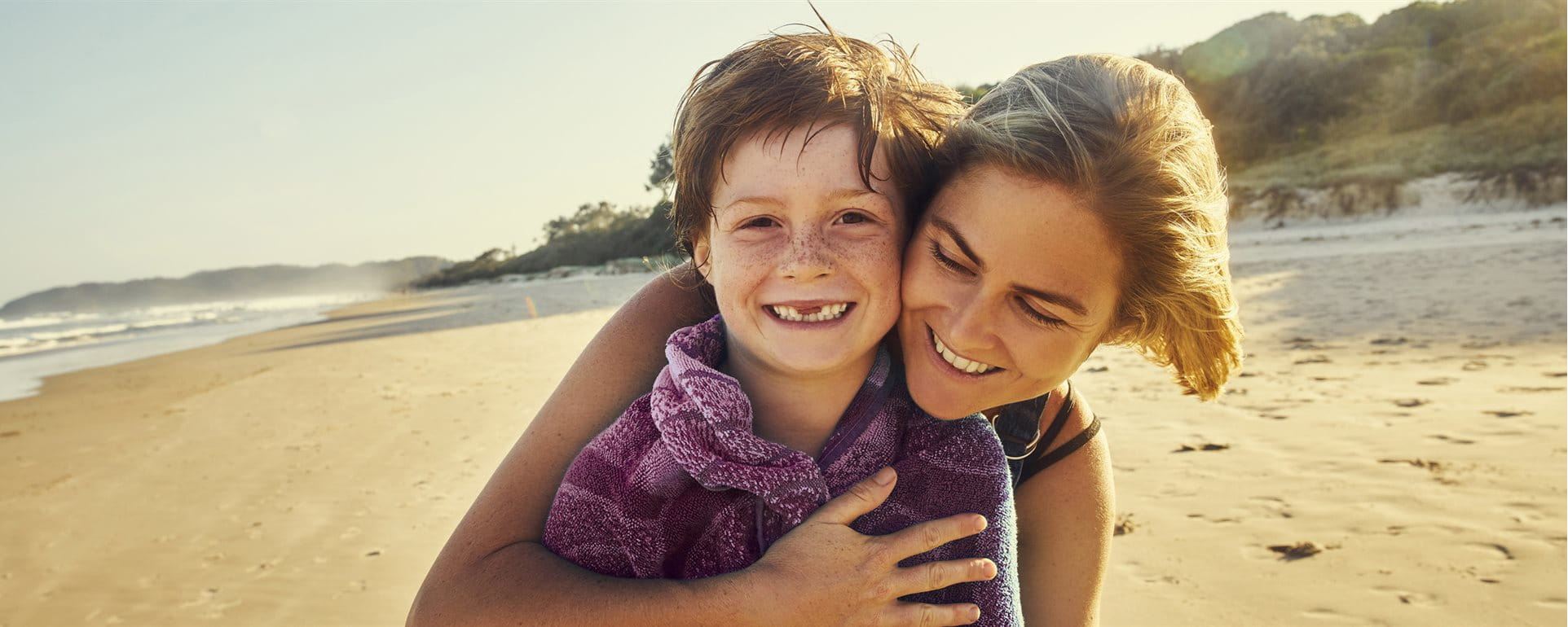 Femme avec enfant sur la plage  Femme avec enfant sur la plage