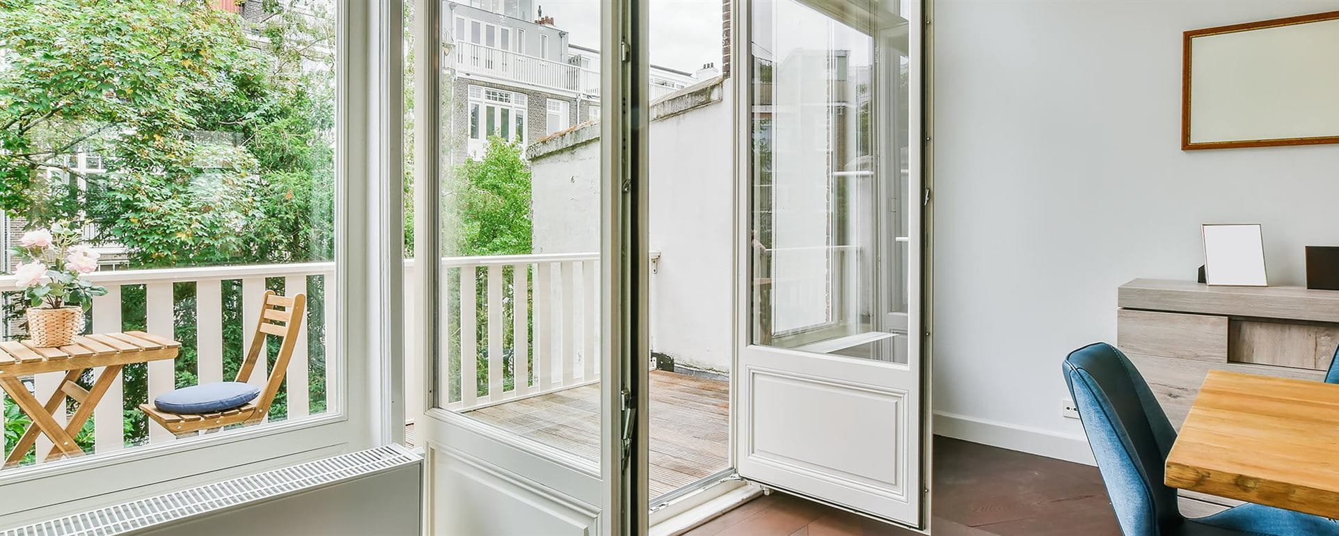 Wohnung mit offener Balkontüre Wohnung mit offener Balkontüre