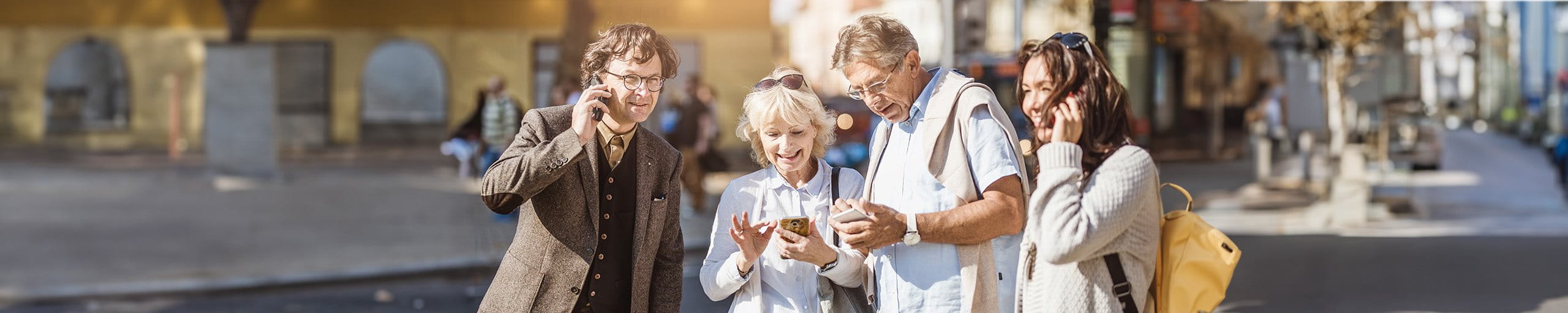 Due coppie sono al telefono in una città
