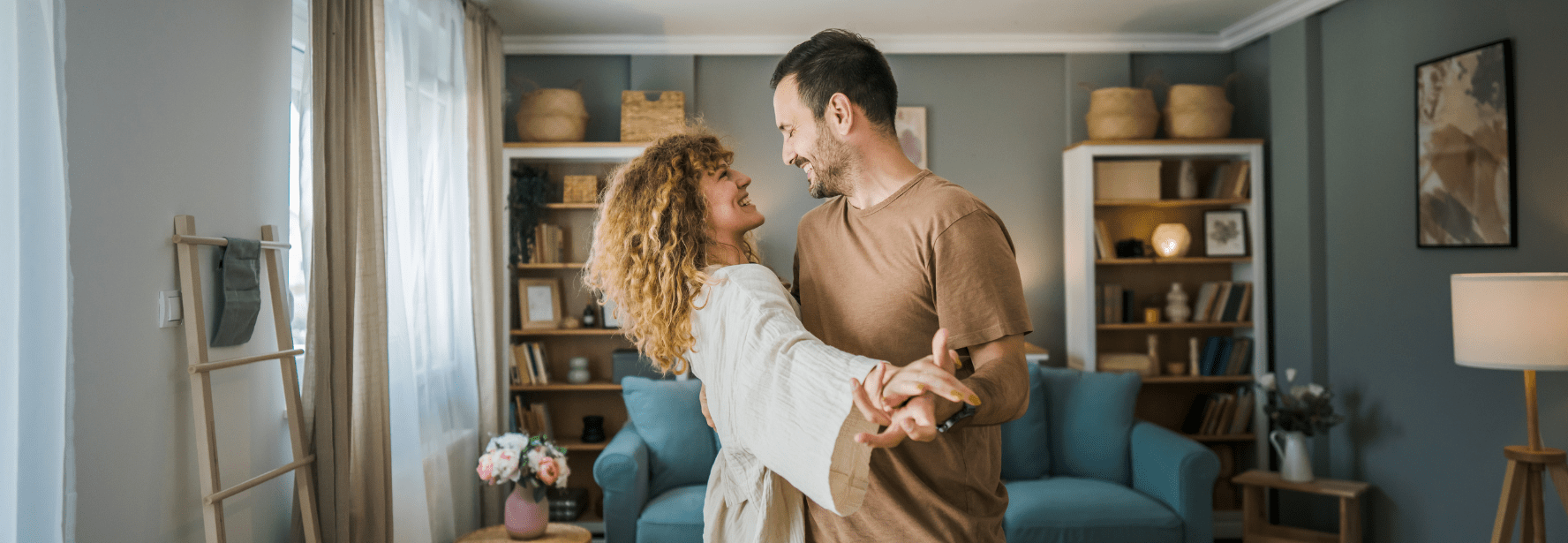 Paar tanzt durch die Wohnung