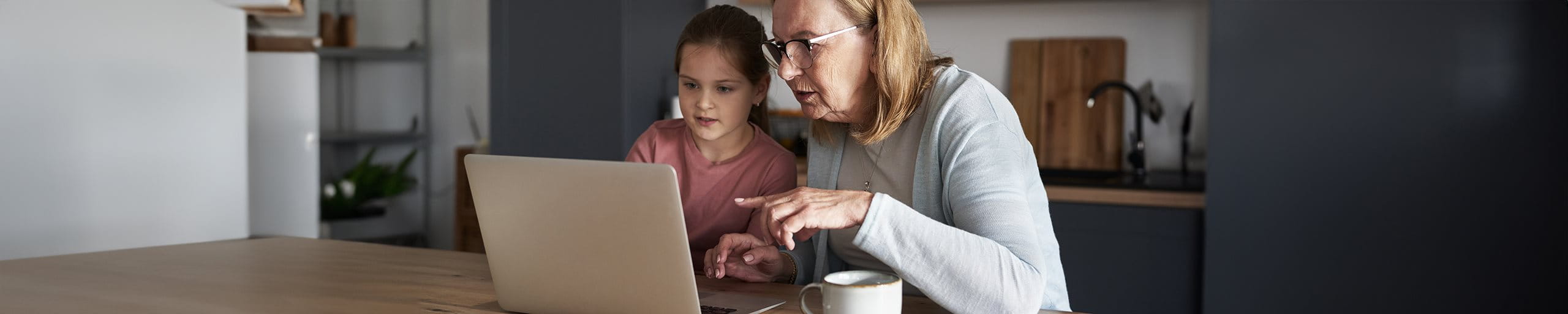 Femme assise avec un enfant à un ordinateur portable
