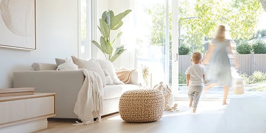 Ein Kind und ein Erwachsener gehen in den Garten. Innenraum mit einem Sofa und einer Pflanze. Ein Kind und ein Erwachsener gehen in den Garten. Innenraum mit einem Sofa und einer Pflanze.