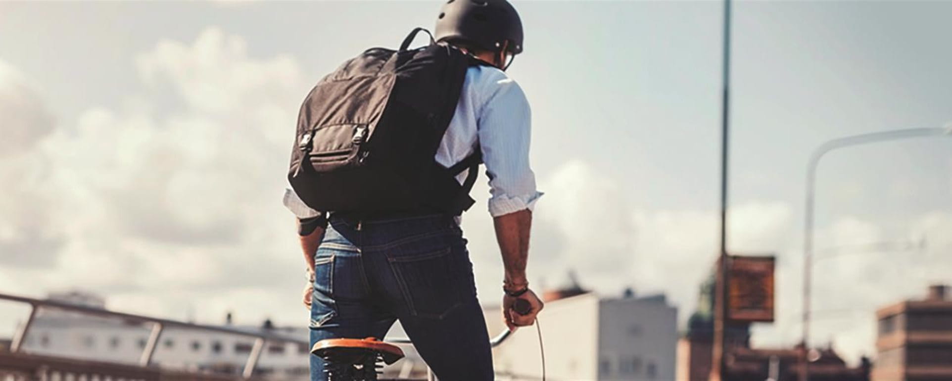 Mann fährt auf einem Fahrrad über eine Brücke Mann fährt auf einem Fahrrad über eine Brücke