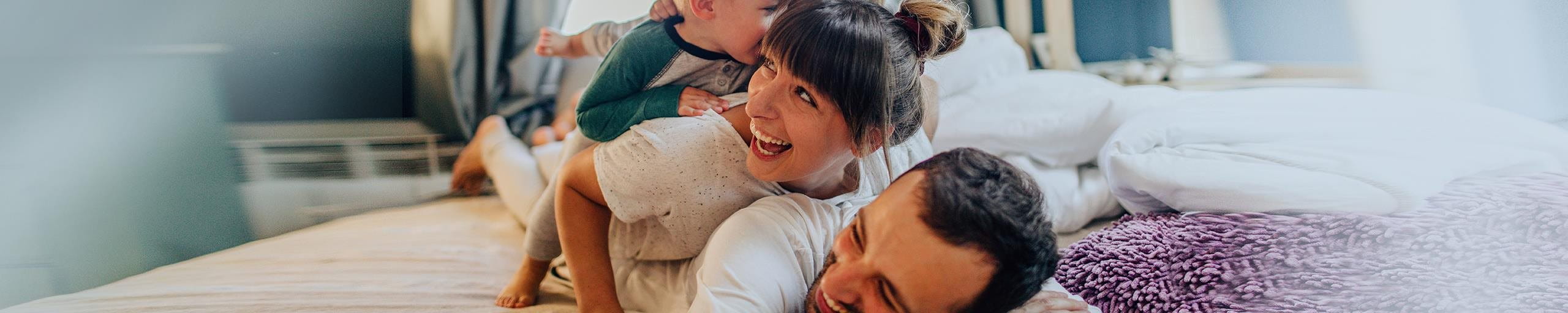 Familie geniesst ihre Zeit im Schlafzimmer