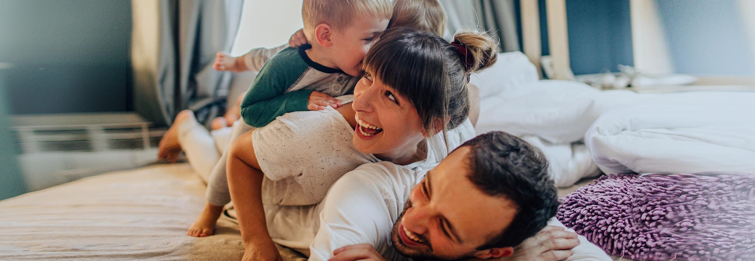 Familie geniesst ihre Zeit im Schlafzimmer