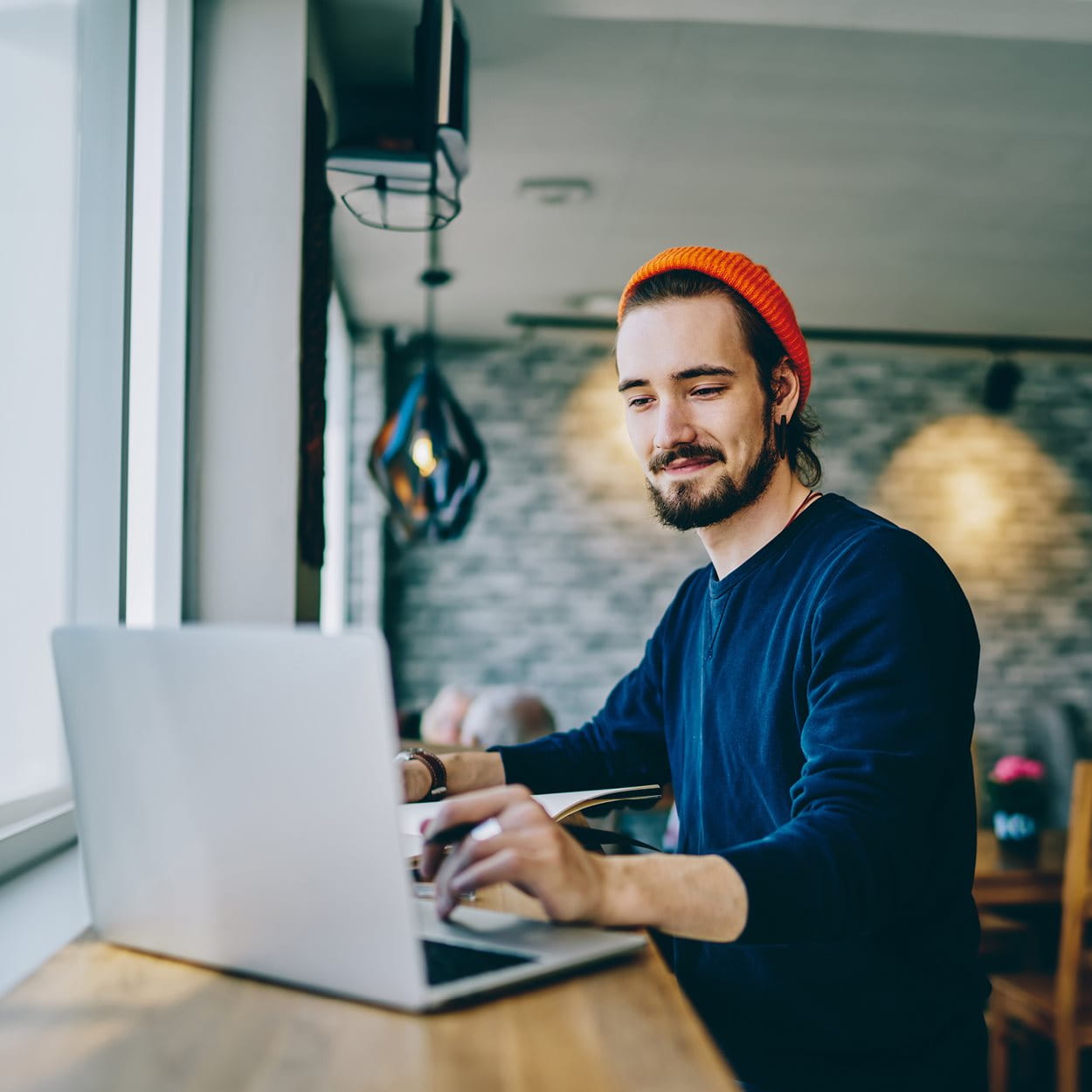 Homme sur ordinateur