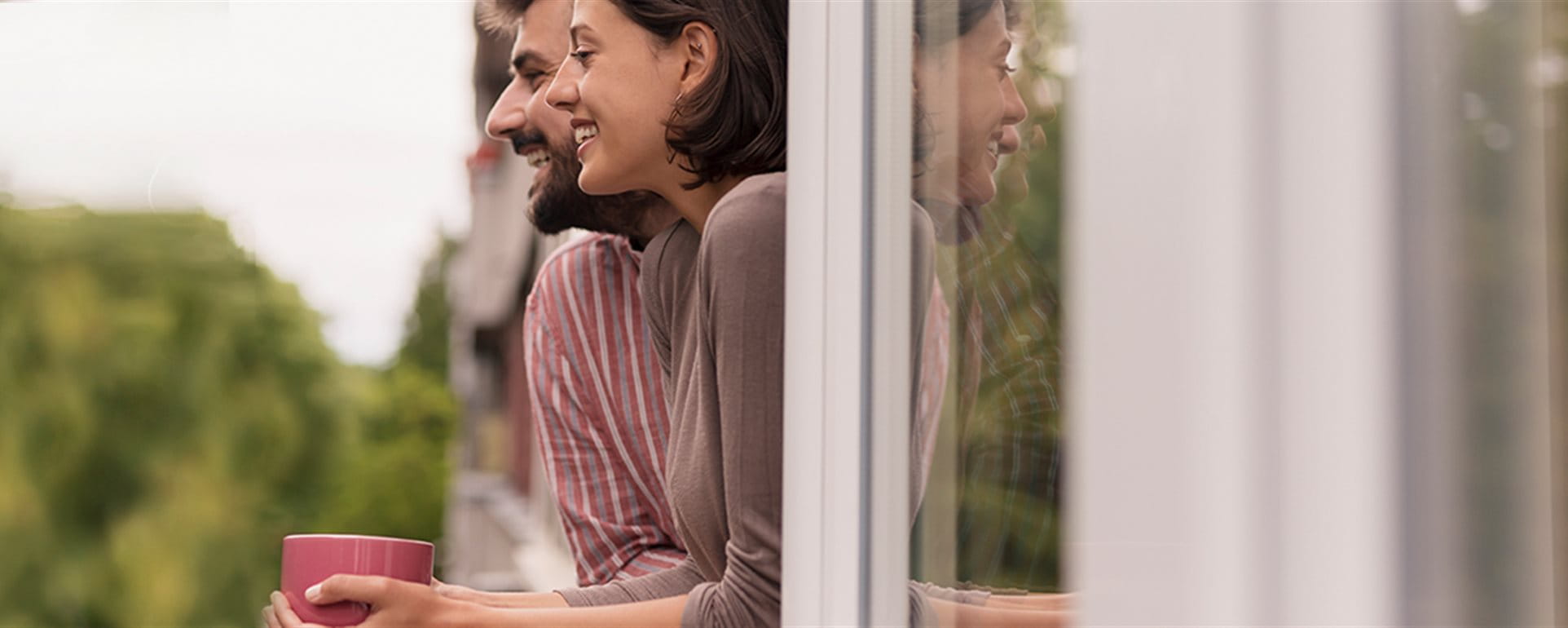 Paar schaut aus Wohnung Paar schaut aus Wohnung