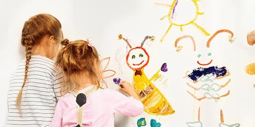 Kinder bemalen eine Wand