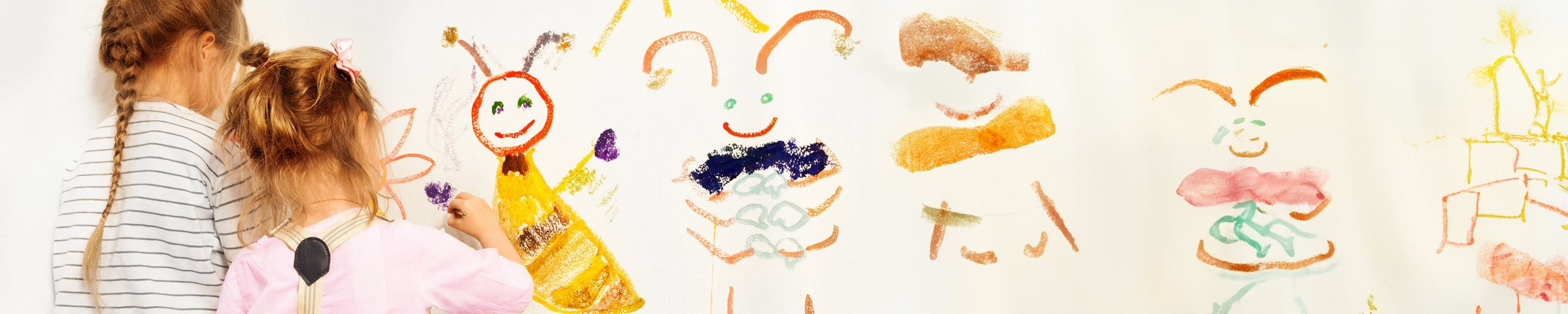 Kinder bemalen eine Wand