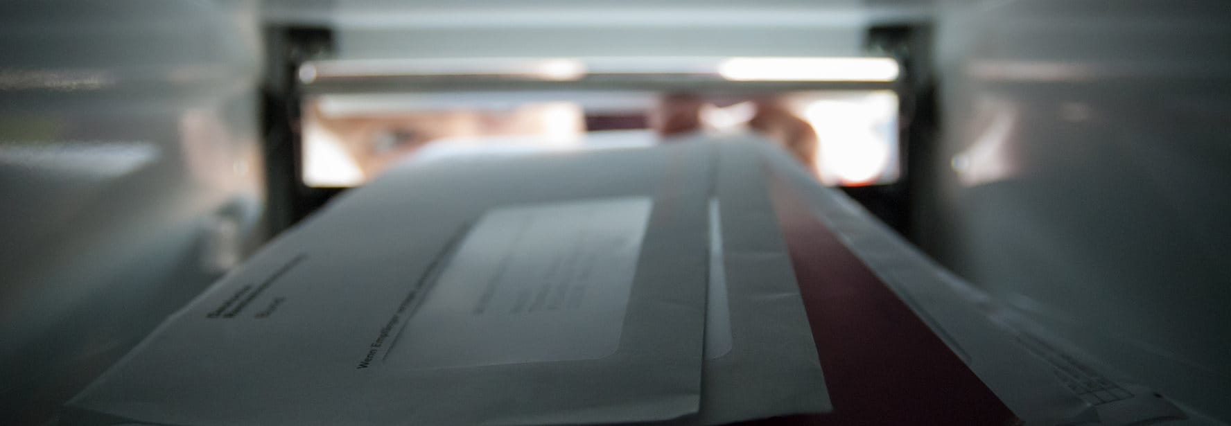 Des lettres sont déposées dans une boîte aux lettres