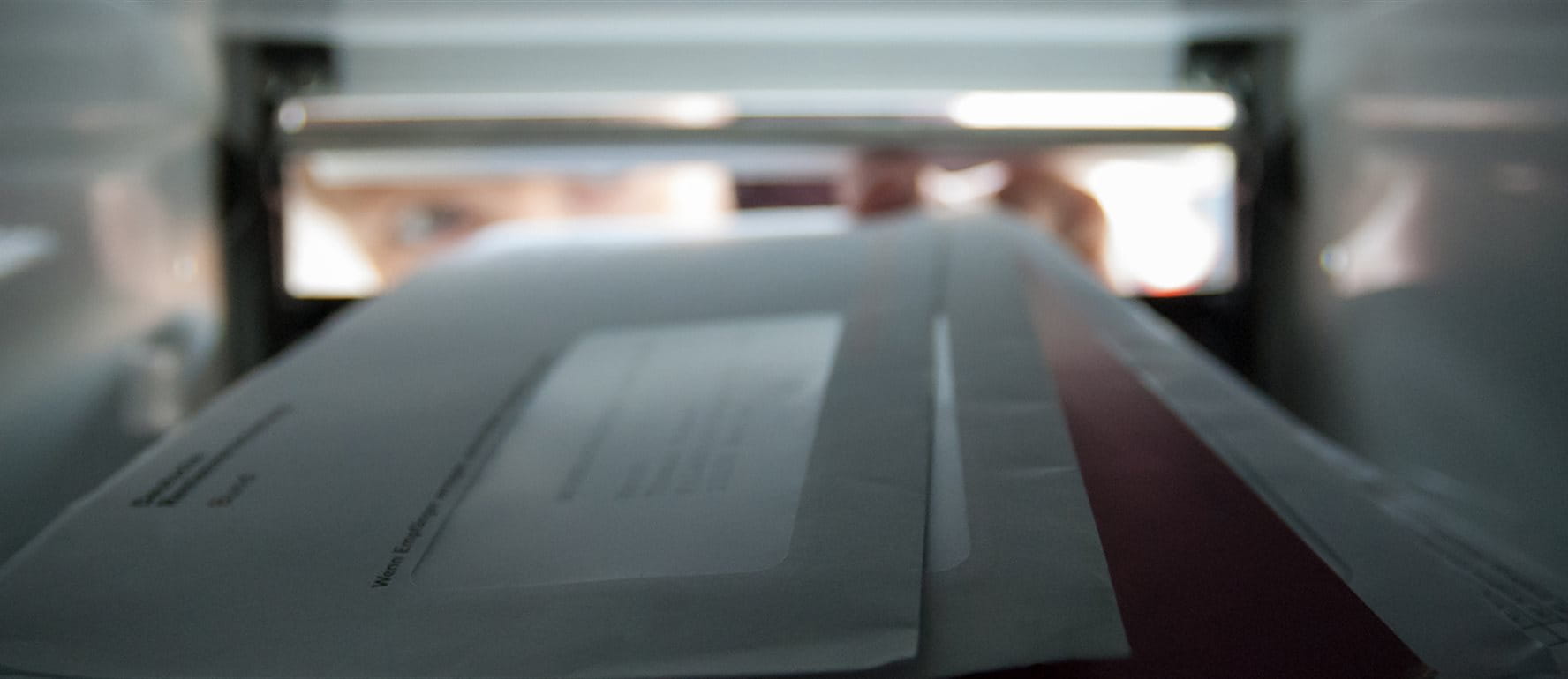 Des lettres sont déposées dans une boîte aux lettres Des lettres sont déposées dans une boîte aux lettres