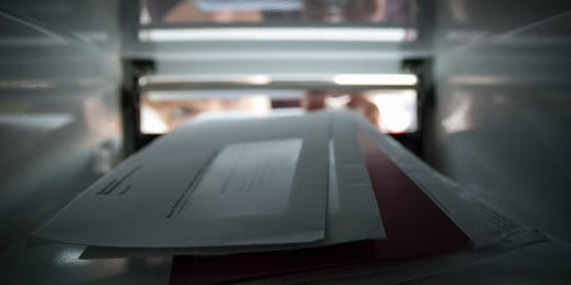 Briefe liegen in einem Briefkasten Briefe liegen in einem Briefkasten