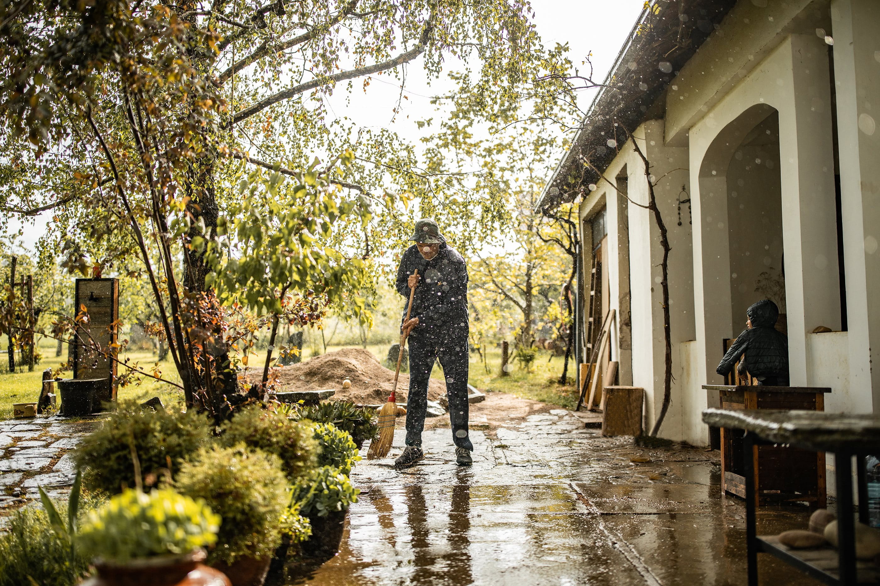 Homme sur une terrasse inondée