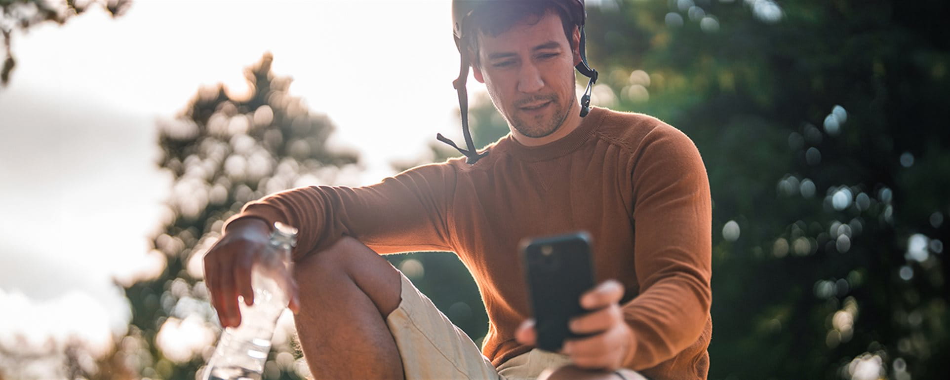 Skater schaut auf sein Smartphone Skater schaut auf sein Smartphone