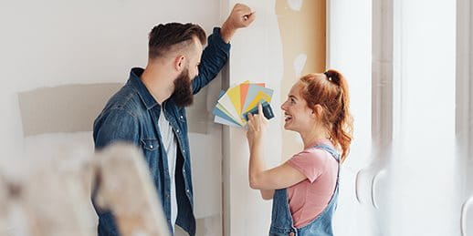 Due persone scelgono i colori durante una ristrutturazione.