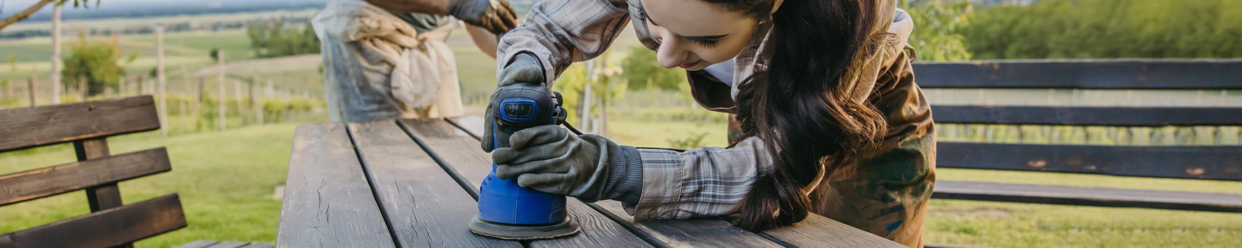 Femme broie une table