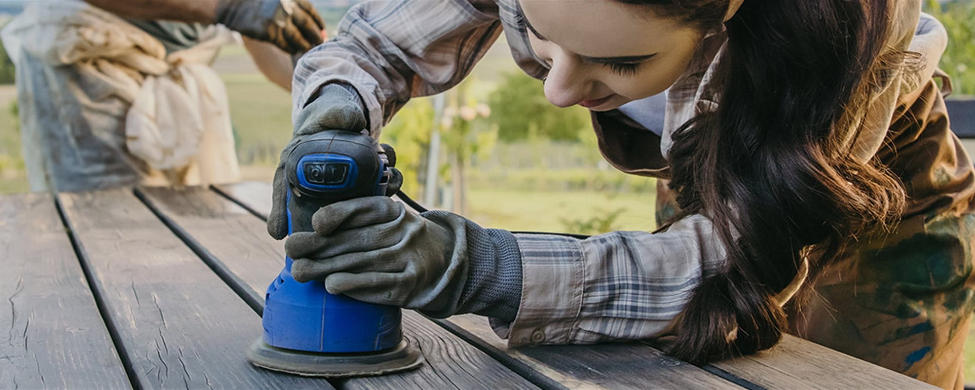 Femme broie une table Femme broie une table