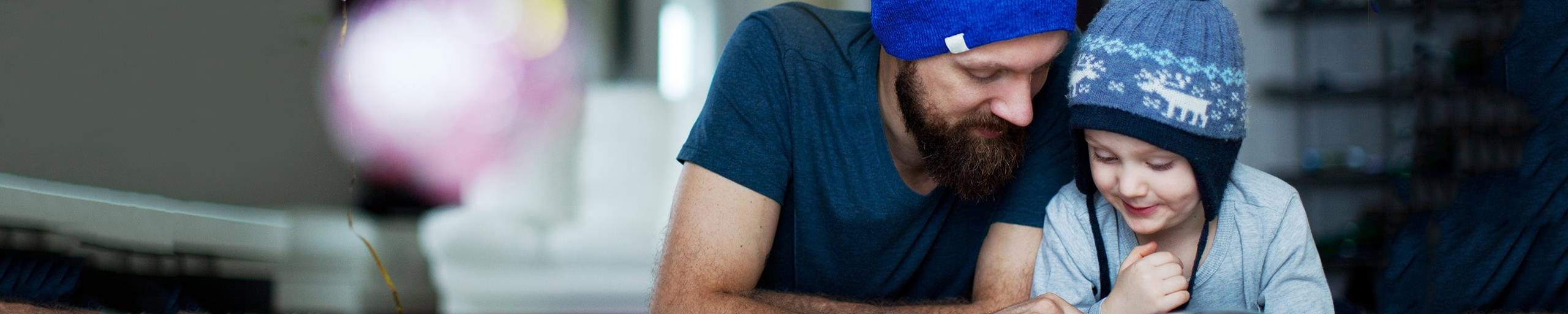 L'homme lit un livre avec un enfant