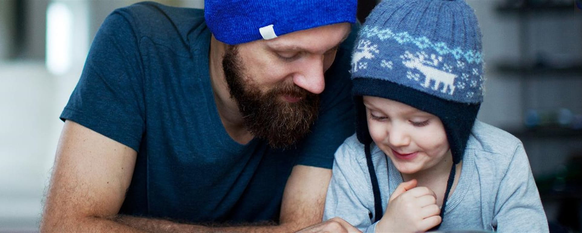 Mann liest Buch mit Kind Mann liest Buch mit Kind