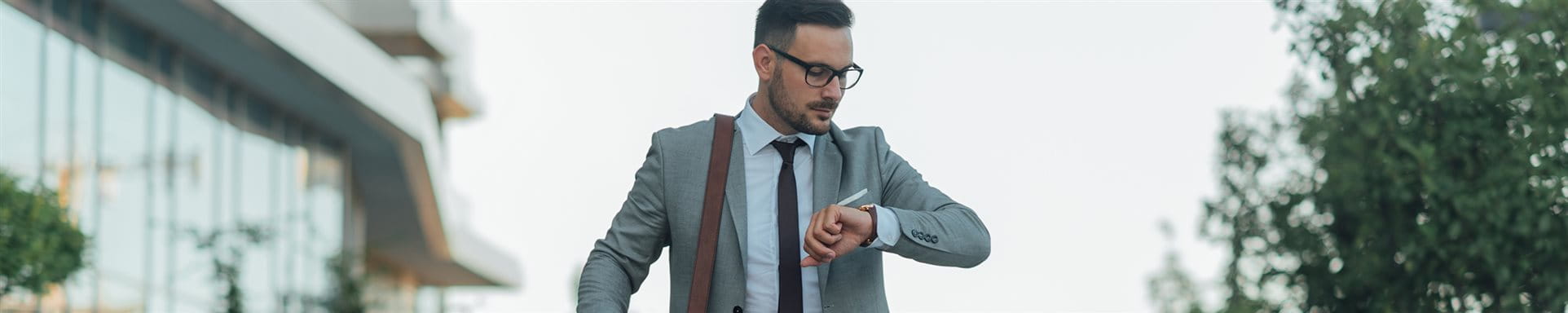 L'homme regarde sa montre L'homme regarde sa montre