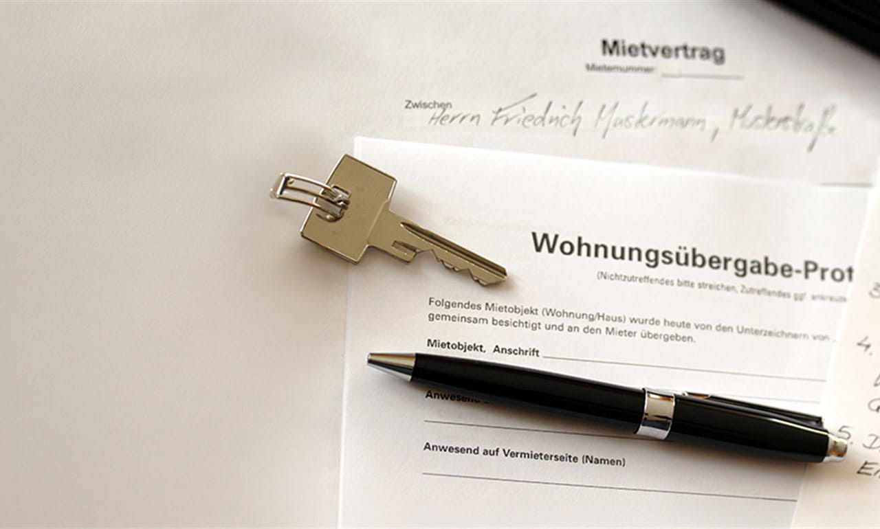 Schlüssel, Stift und Dokumente zu einem Mietvertrag auf einem Tisch. Schlüssel, Stift und Dokumente zu einem Mietvertrag auf einem Tisch.
