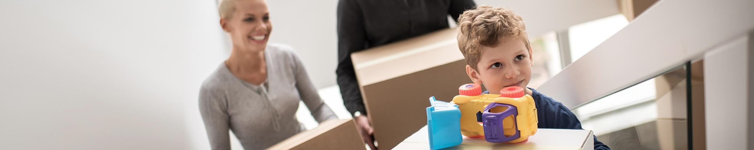 Famiglia con contenitori per il trasloco