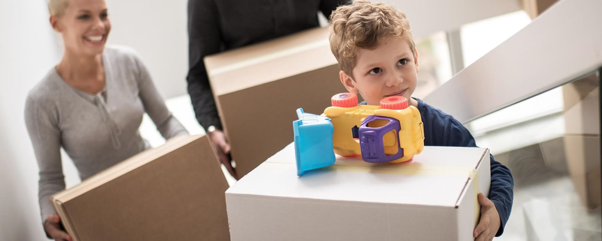 Familie mit Umzugskartons Familie mit Umzugskartons