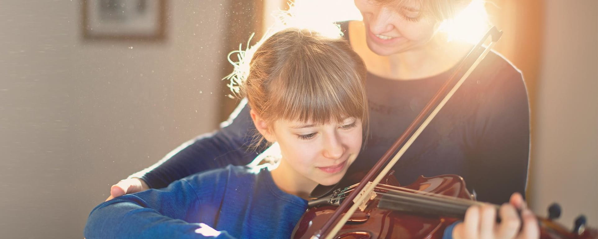 Fille joue du violon Fille joue du violon