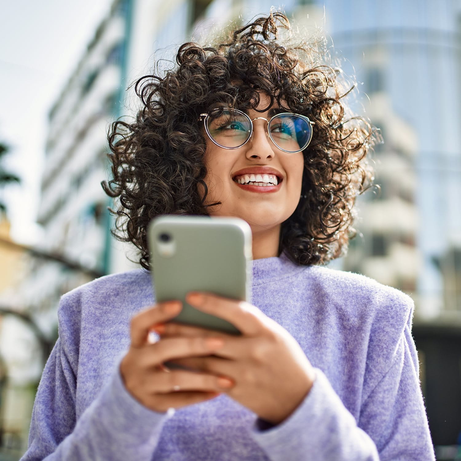 Donna con i riccioli al telefono